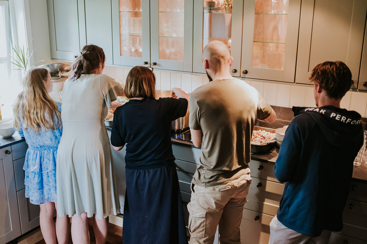 Storfamilie spiser middag sammen