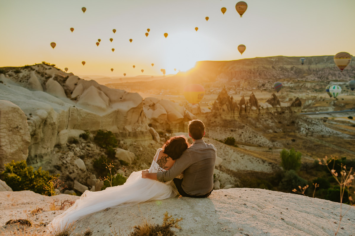 Stunning Cappadocia elopement with hot air balloons at sunrise - captured by Turkey elopement wedding photographer TS Foto Design