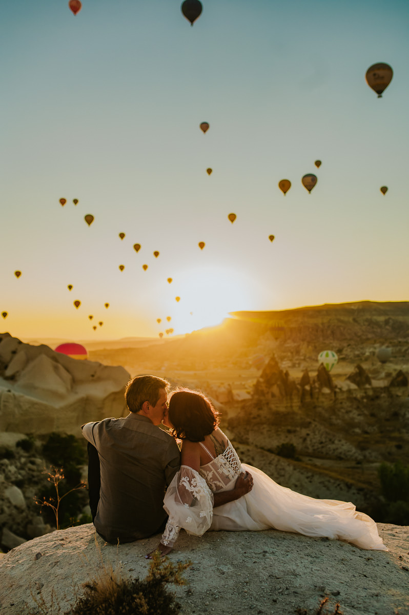 Stunning Cappadocia wedding with hot air balloons at sunrise - captured by Turkey elopement photographer TS Foto Design