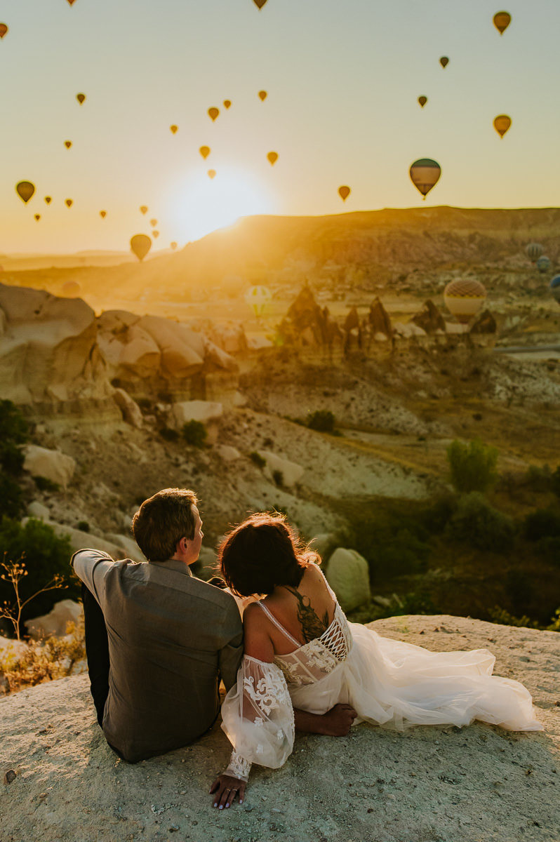 Stunning Cappadocia wedding with hot air balloons at sunrise - captured by Turkey elopement photographer TS Foto Design