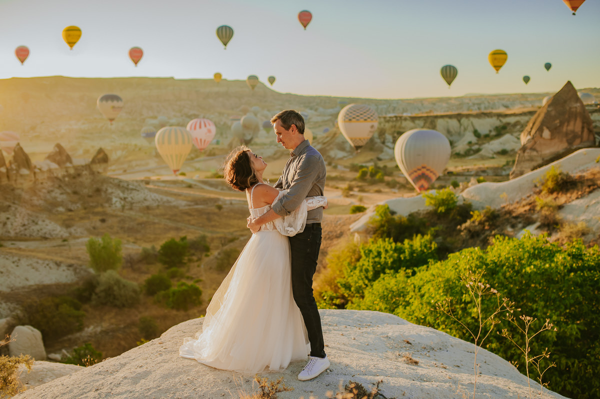 Stunning Cappadocia wedding with hot air balloons at sunrise - captured by Turkey elopement photographer TS Foto Design