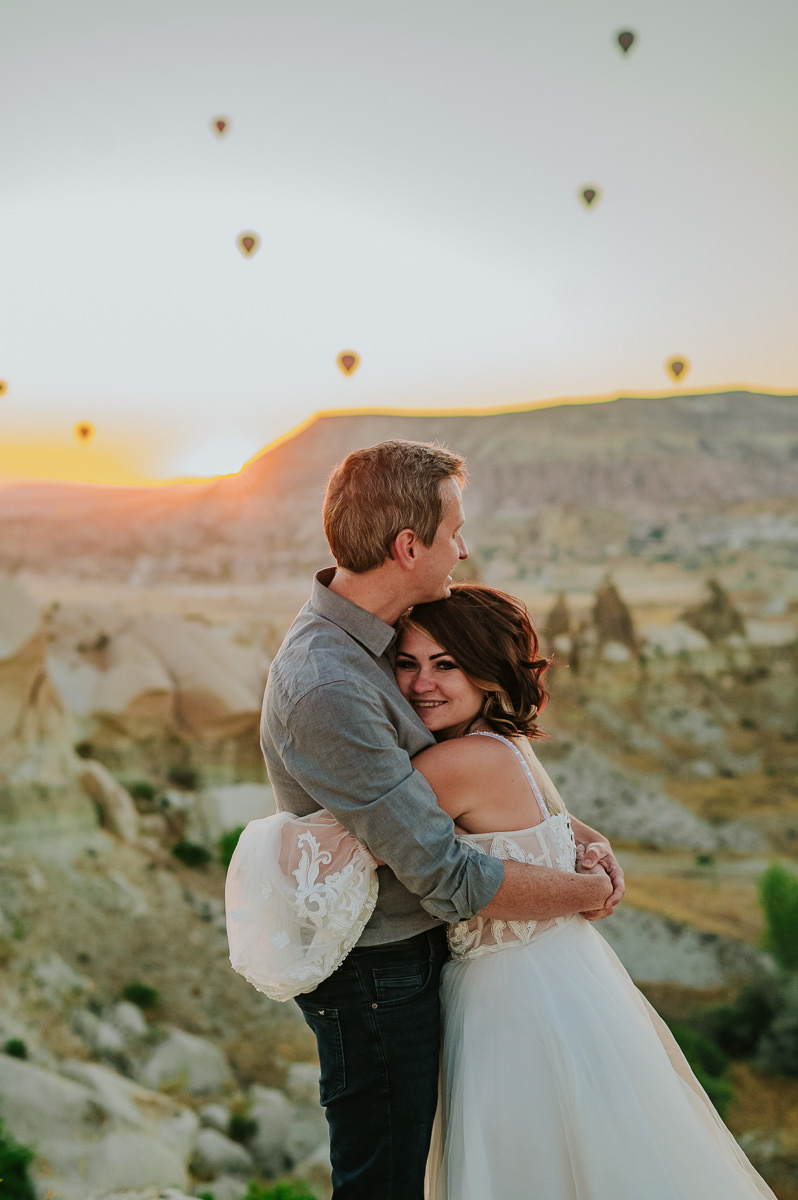 Stunning Cappadocia elopement with hot air balloons at sunrise - captured by Turkey elopement photographer TS Foto Design