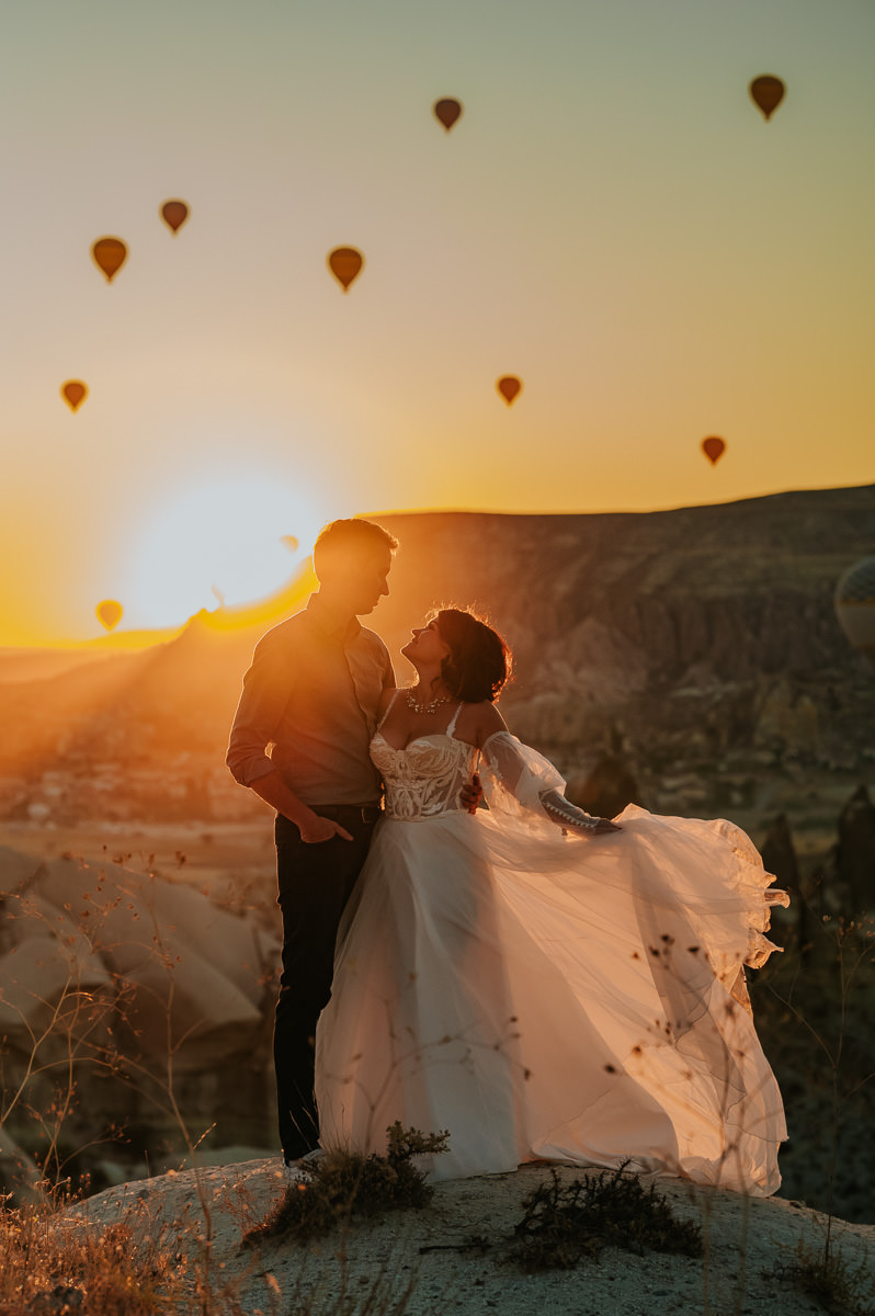 Stunning Cappadocia wedding with hot air balloons at sunrise - captured by Turkey elopement photographer TS Foto Design