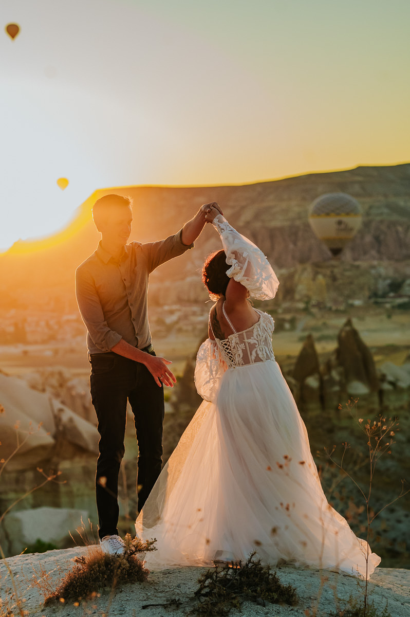 Stunning Cappadocia elopement with hot air balloons at sunrise - captured by Turkey elopement photographer TS Foto Design
