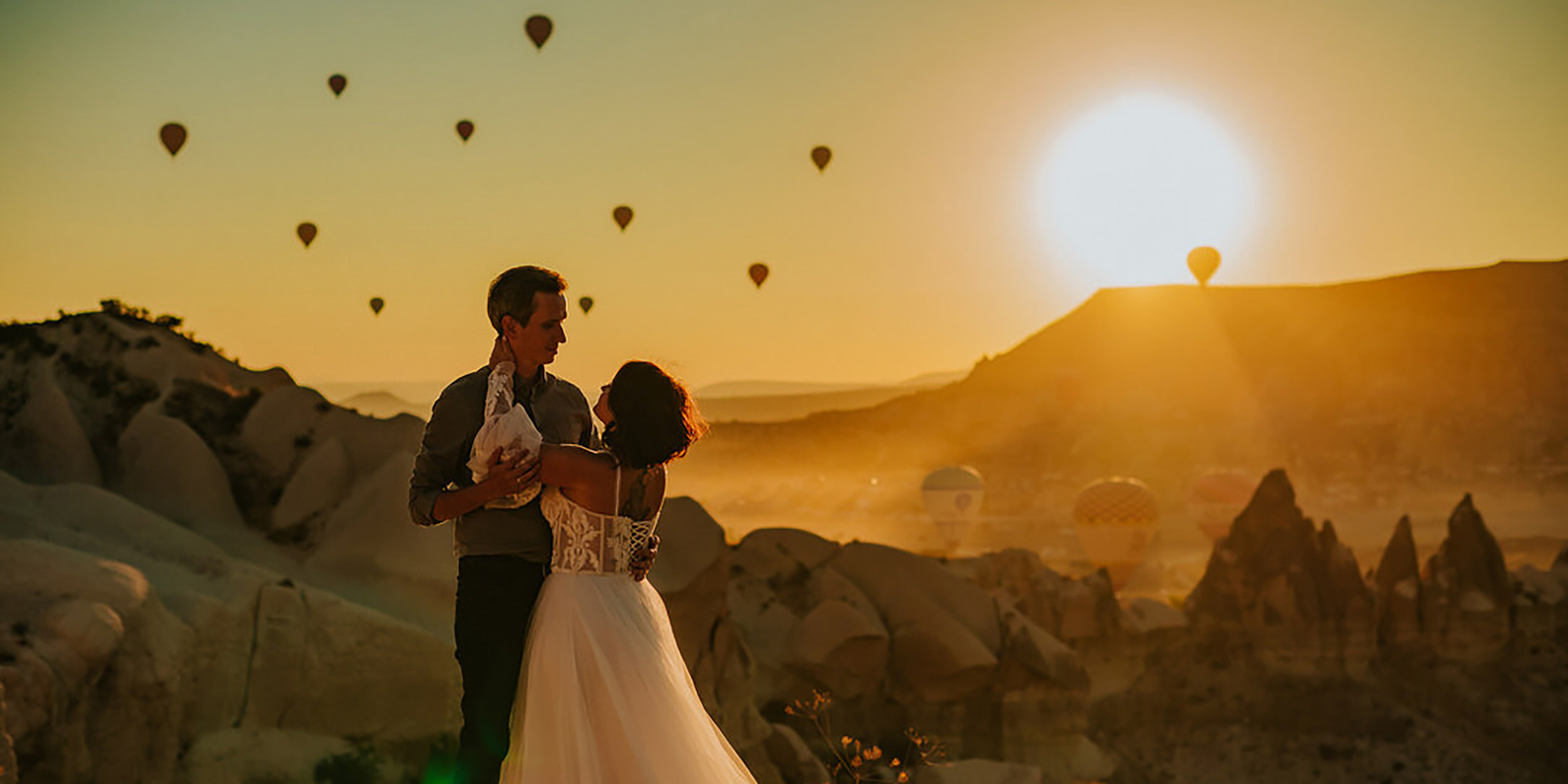 Cappadocia elopement at sunrise with hot air balloons captured by adventure wedding photographer TS Foto Design