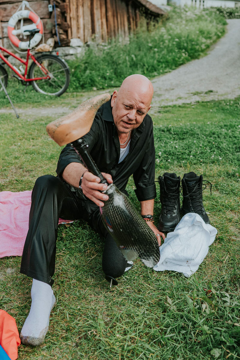 Groom with a prosthetic leg on his adventure wedding day in norway