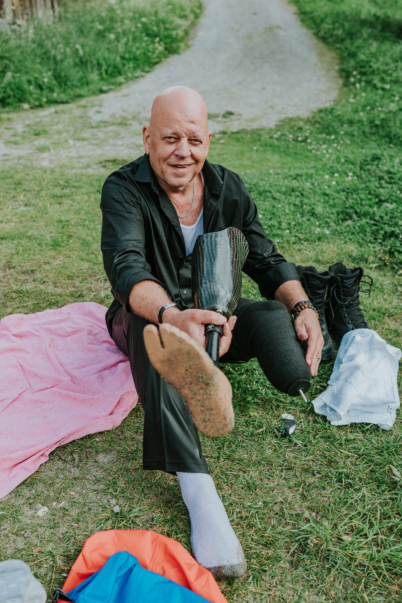 Groom with a prosthetic leg on his adventure wedding day in norway