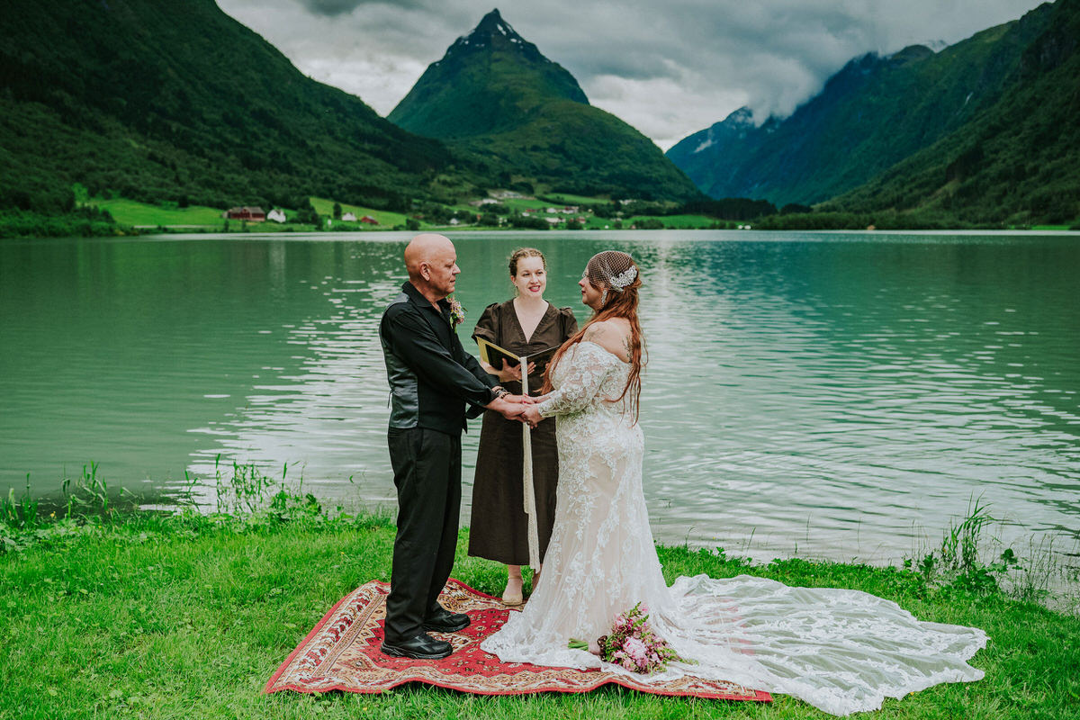 Outdoor elopement ceremony in front of a lake and Mt. Eggenipa in Western Norway