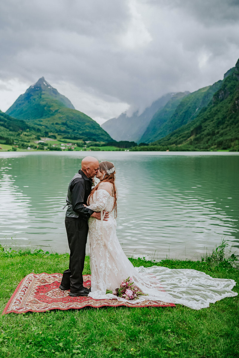 Outdoor elopement ceremony in front of a lake and Mt. Eggenipa in Western Norway