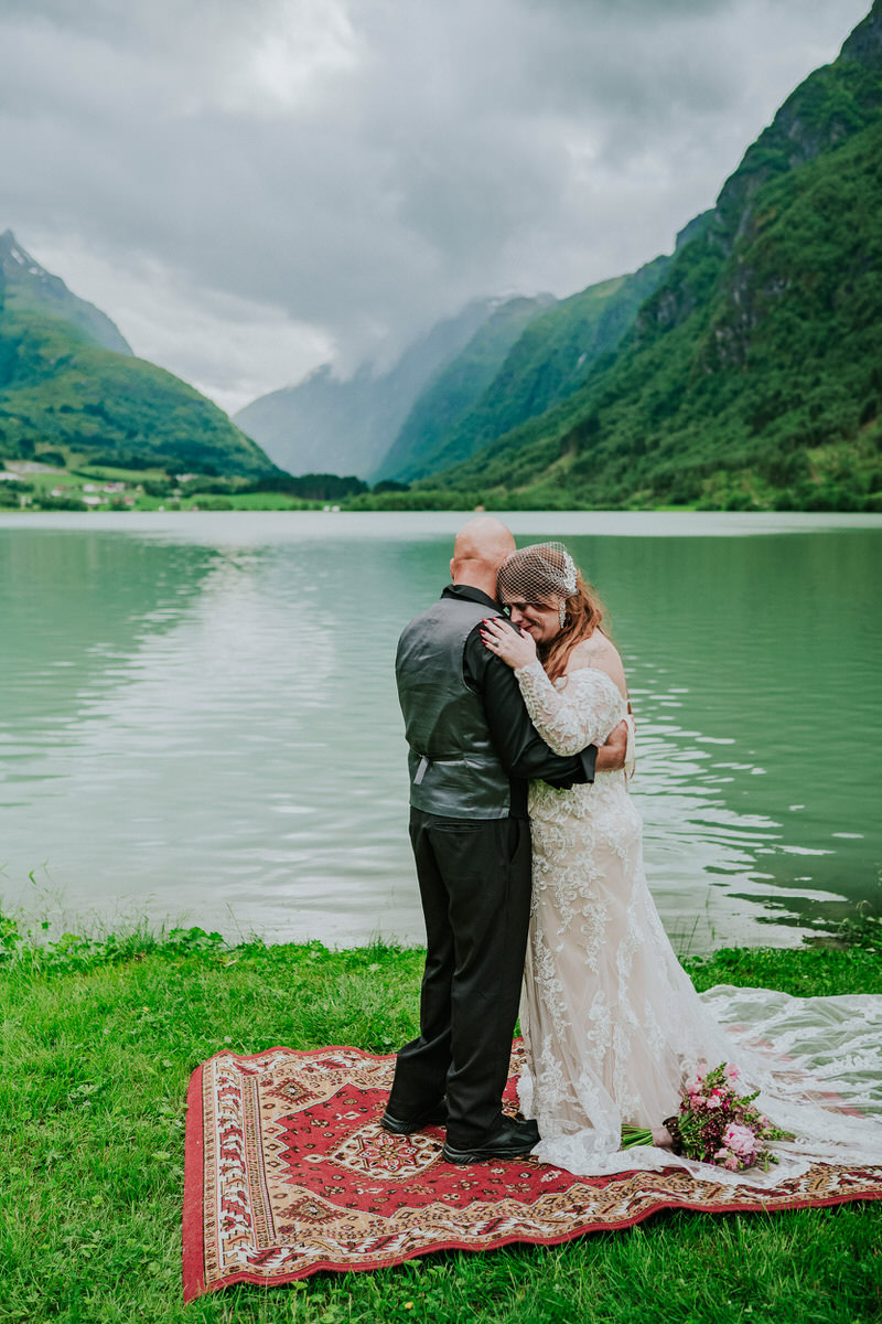 Outdoor elopement ceremony in front of a lake and Mt. Eggenipa in Western Norway