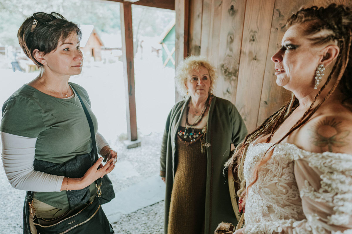 Viking bride takking to a woman in viking village gudvangen Norway